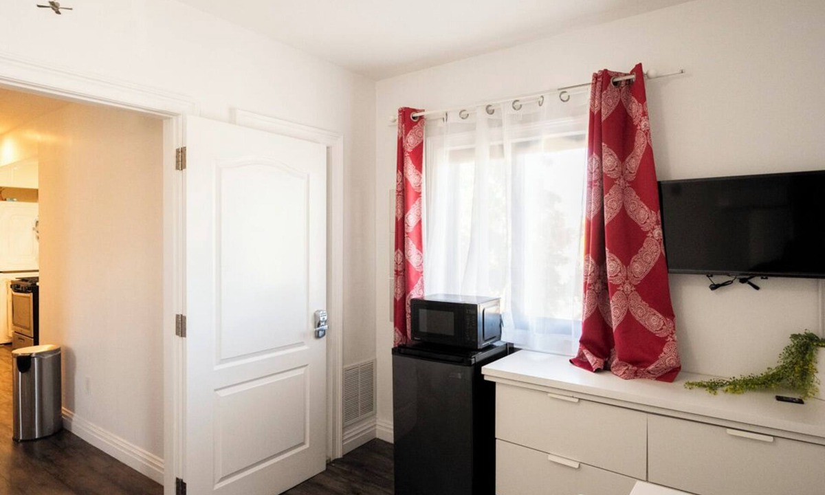 East Flushing Apartment | Beautiful Studio with Free Laundry and Rooftop Terrace Access