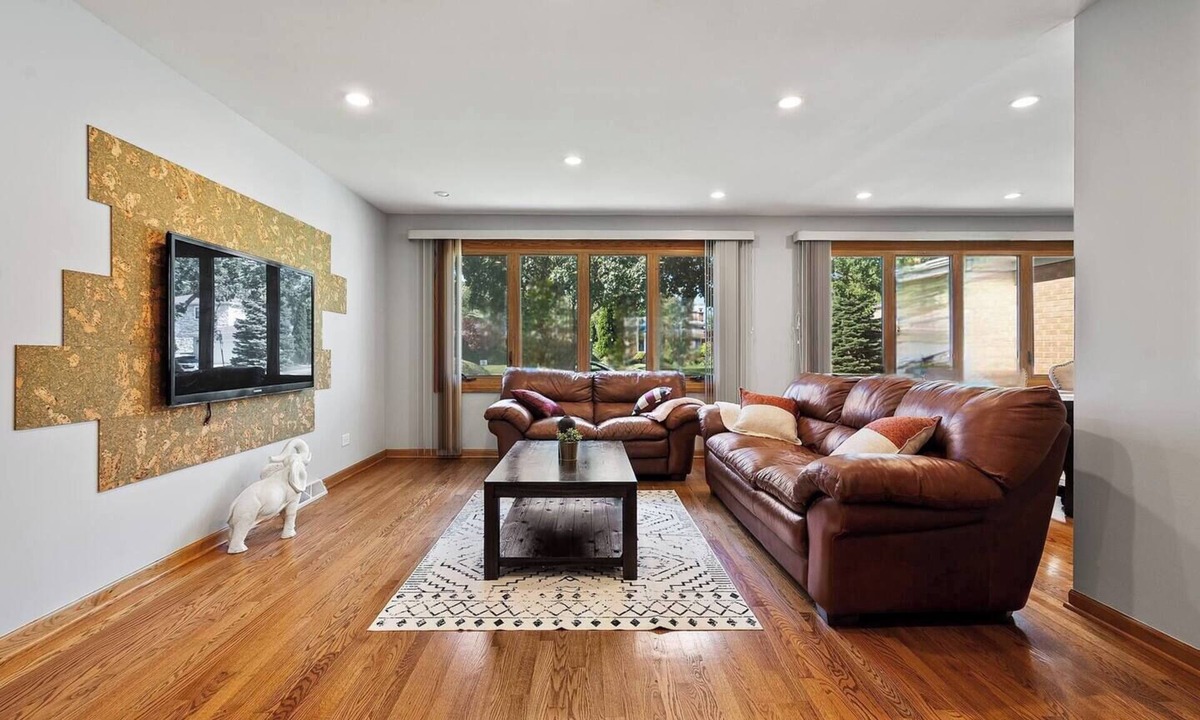 Mount Prospect House | Beautiful Suburban Home - Quiet Area, Close to City