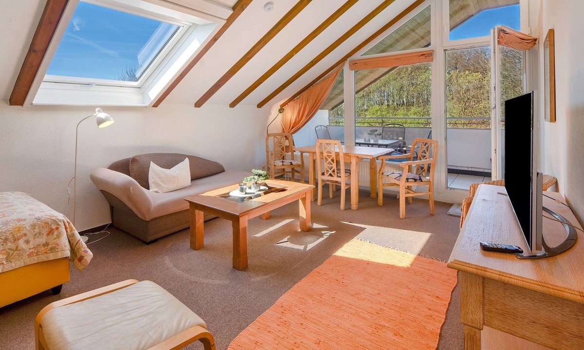 Luedenscheid Apartment | Beautiful Three-Bedroom Apartment with Balcony on the 1st Floor