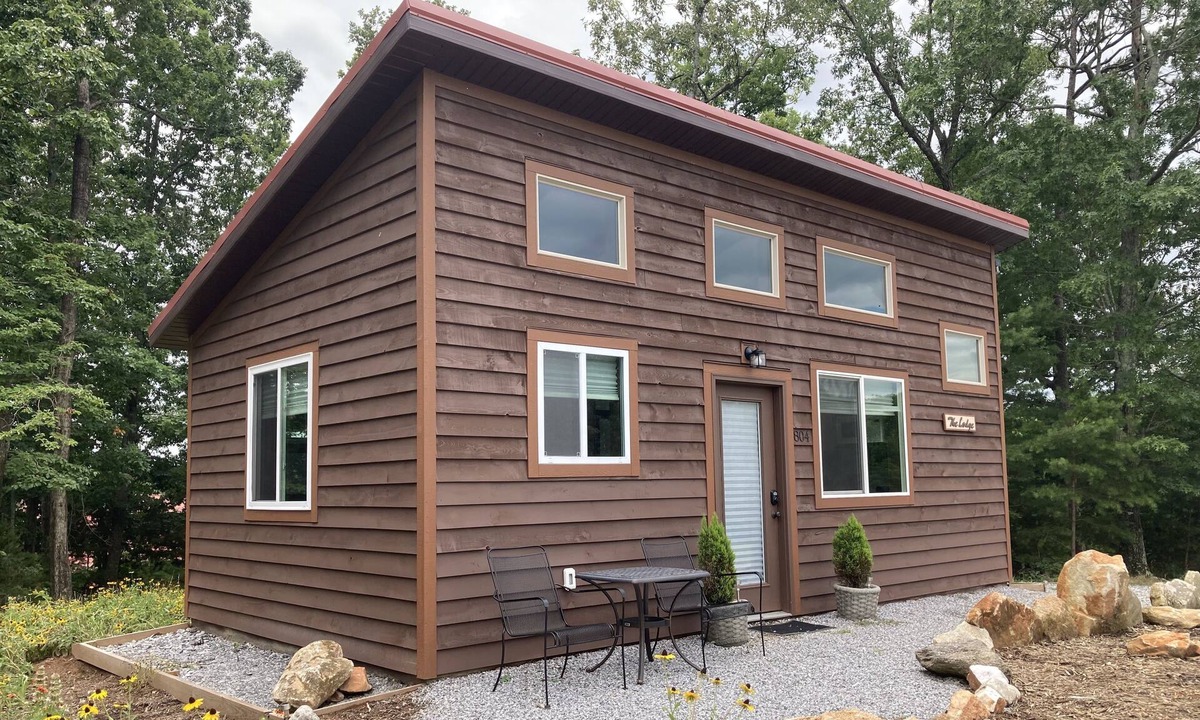 Landrum House | Beautiful Tiny Home on Lovely Horse Farm!! Nature views and seasonal gardens!