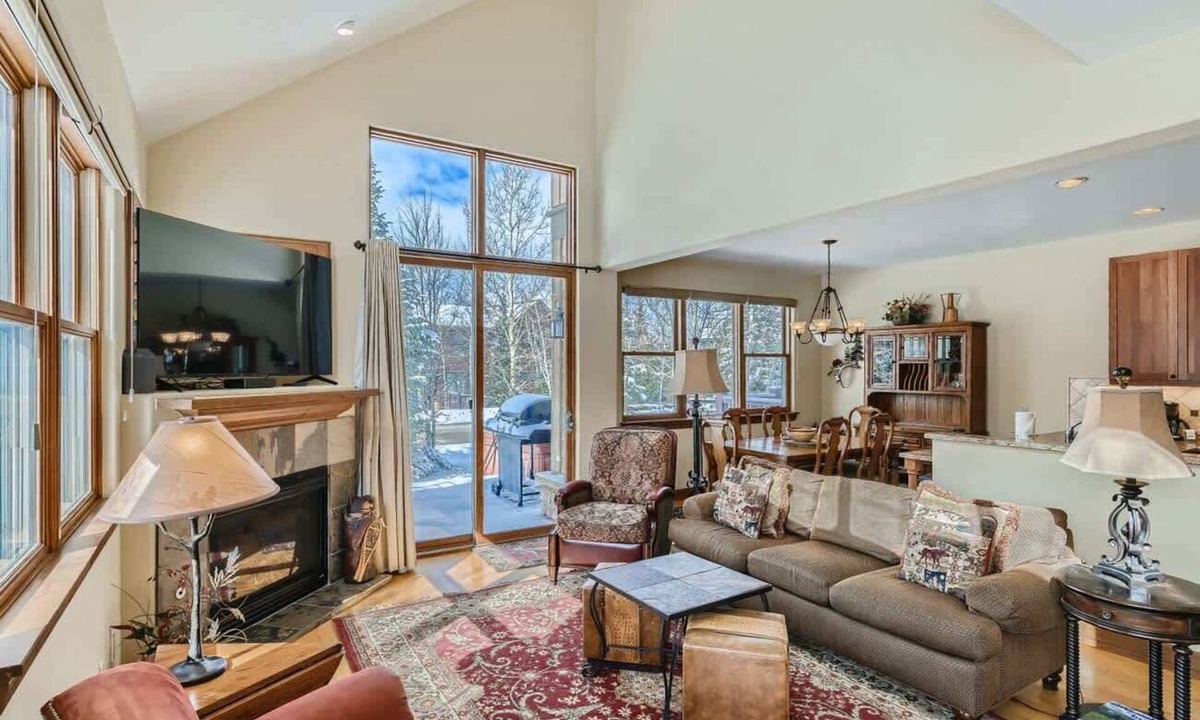 The Highlands House | Beautiful Unit in Quiet Area w/Shuttle to Slopes