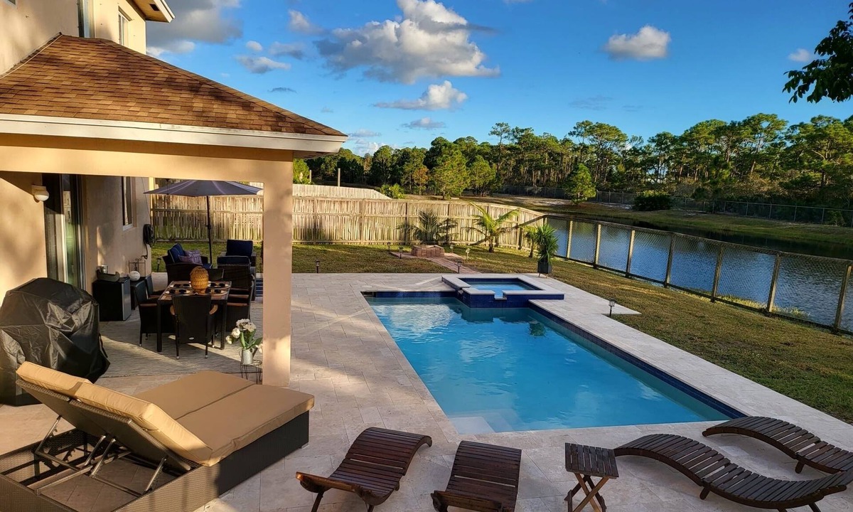 Jensen Beach House | Beautiful upgraded home in Jensen Beach with lake view, heated pool and jacuzzi