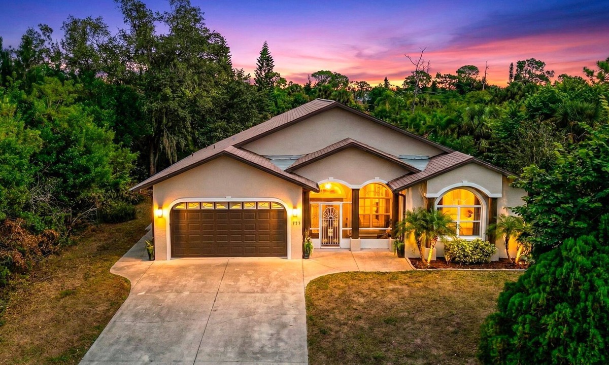 Warm Mineral Springs House | Beautiful Villa Steps from the Warm Mineral Spring