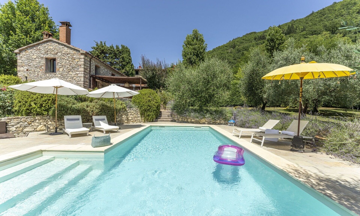 Vaiano Villa | Beautiful villa with A/C, WIFI, private pool, TV, veranda, pets allowed and panoramic view