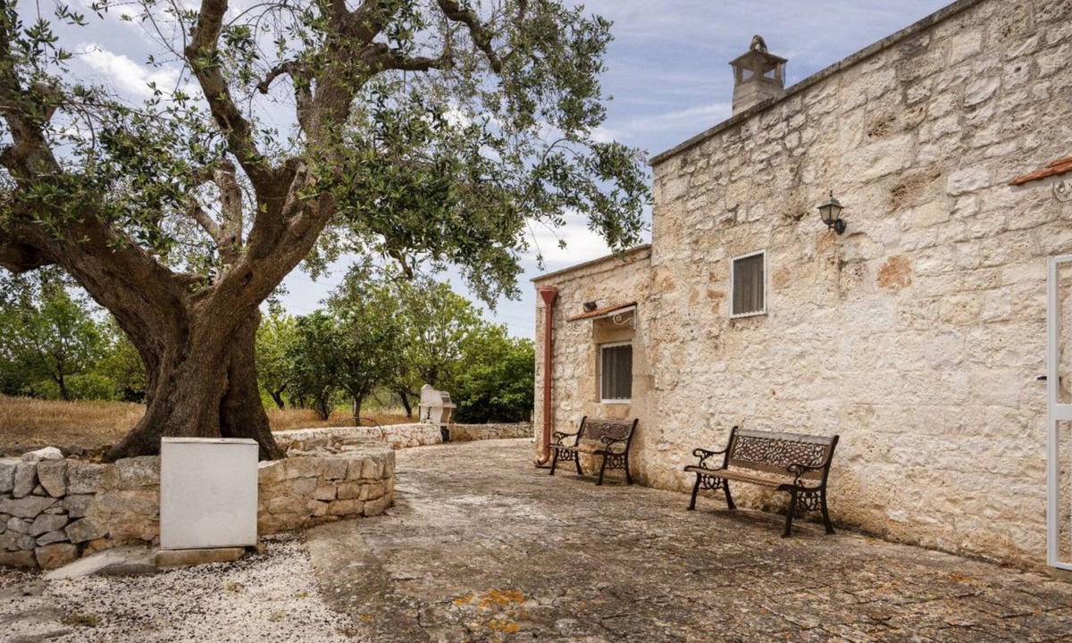 Ostuni Villa | Beautiful villa with garden, surrounded by olive trees and equipped with all the comforts to comfortably accommodate 2 people, including parking and a patio equipped with barbecue for eating and enjoying pleasant moments of relaxation. The house is immer