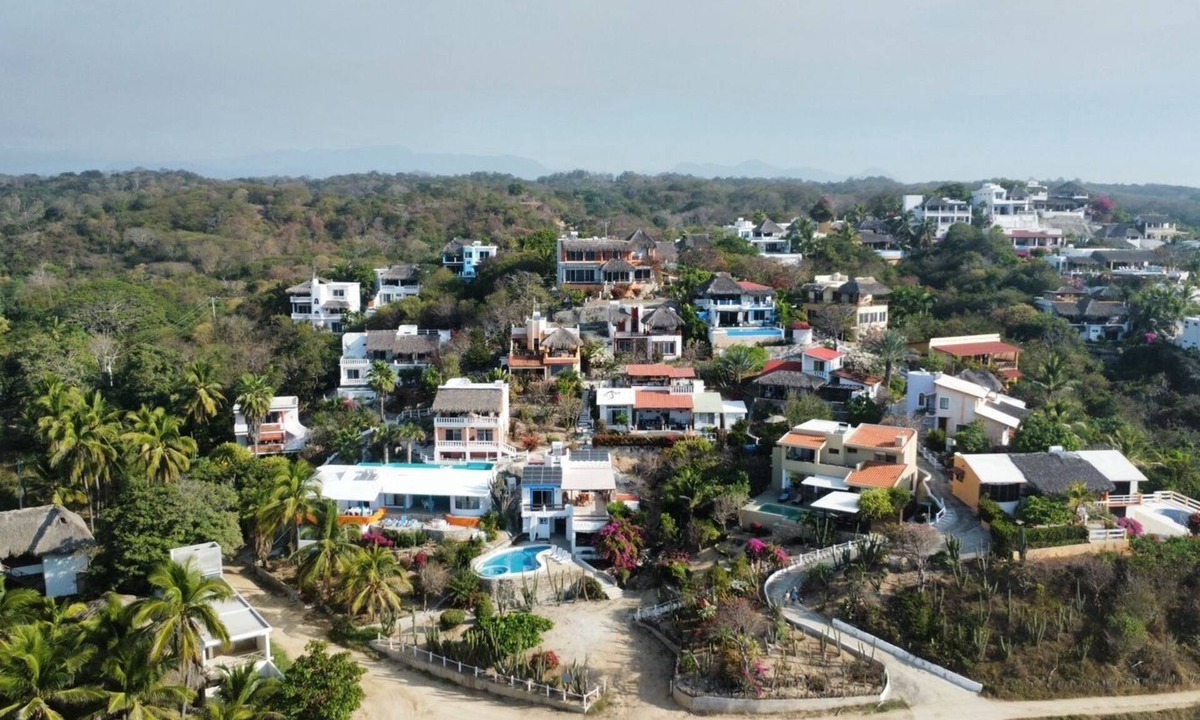 San Pedro Pochutla House | Beautiful Villa with private pool balconies amazing view and steps to the beach