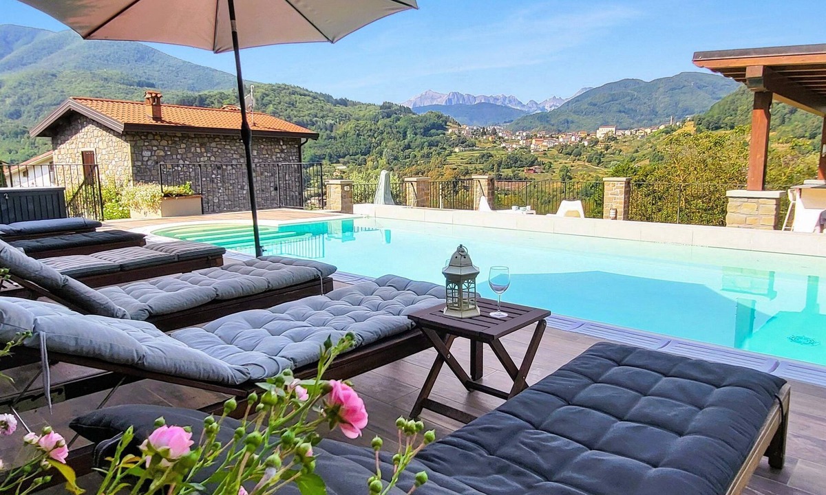 San Romano in Garfagnana Villa | Beautiful village house, pool. Walk to restaurant. WIFI. Electric car charger.