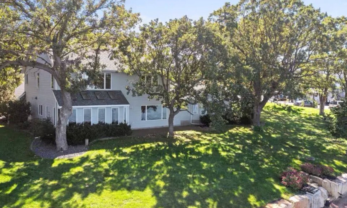 Monticello House | Beautiful Waterfront Estate with sandy shores, next to Willy Mccoys on the water