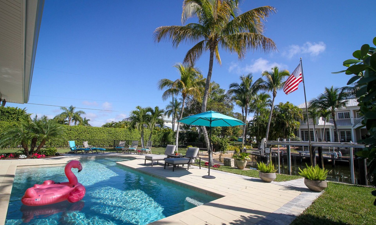 Royal Harbor House | Beautiful Waterfront Pool Home with Boat Lift near dwntown Naples, PET friend
