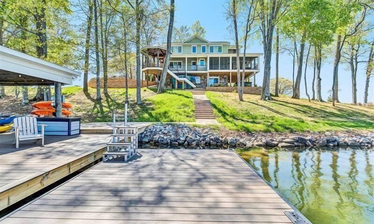 Huddleston House | Beautifully appointed SHOWPLACE home on FLAT LOT w/250' of shoreline & HOT TUB! Come Visit "Viewtopi