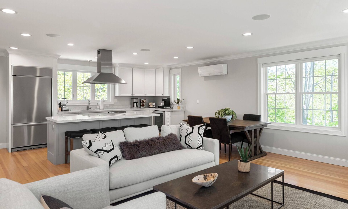 Andover Apartment | Beautifully Appointed 3-Bedroom Apartment w/Roofdeck, Central Andover location