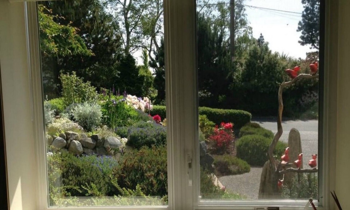 Saanich East House | Beautifully appointed suite is on a gorgeous, secluded, quiet Oceanfront street