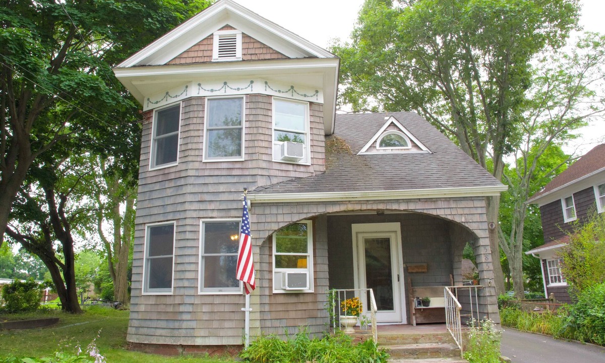 Riverhead House | Beautifully Appointed 'Home Away From Home' in the Leafy Heart of Riverhead