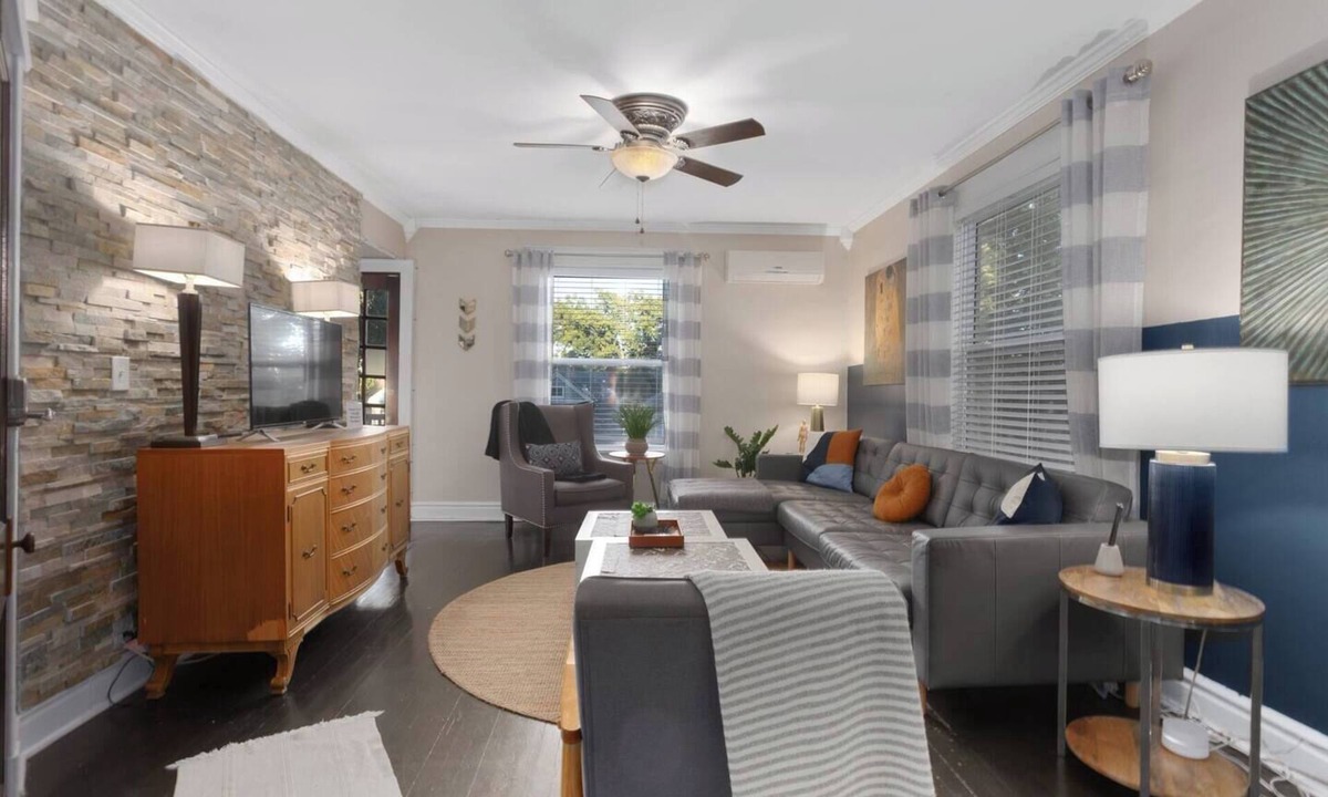 Southmoreland House | Beautifully Decorated Condo 10