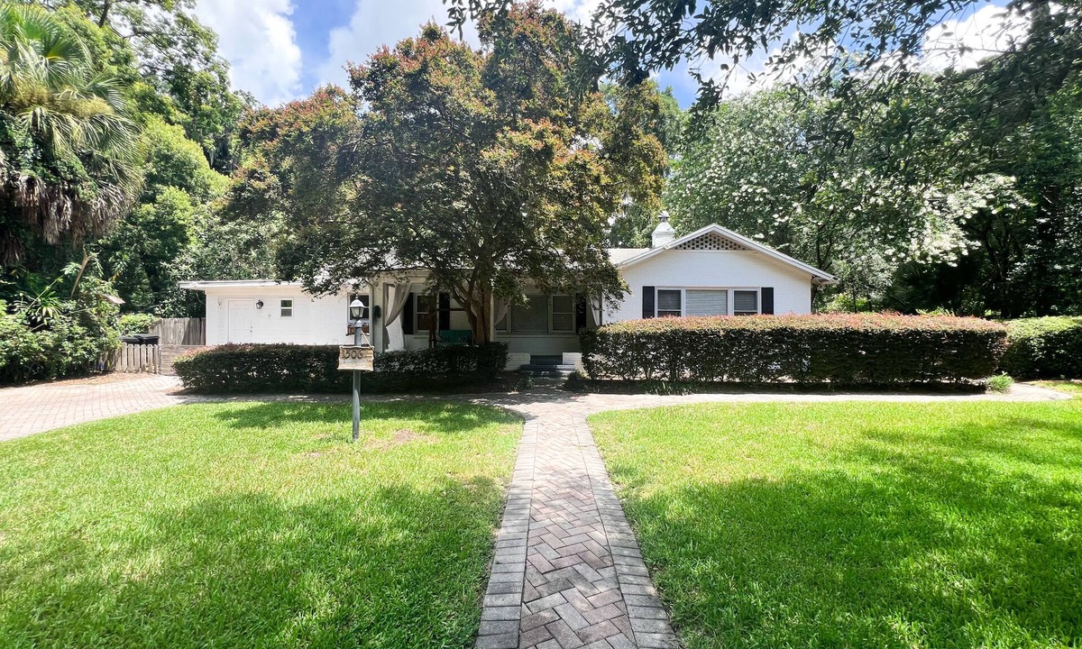Gainesville House | Beautifully Designed Oasis - Blocks to UF Stadium!