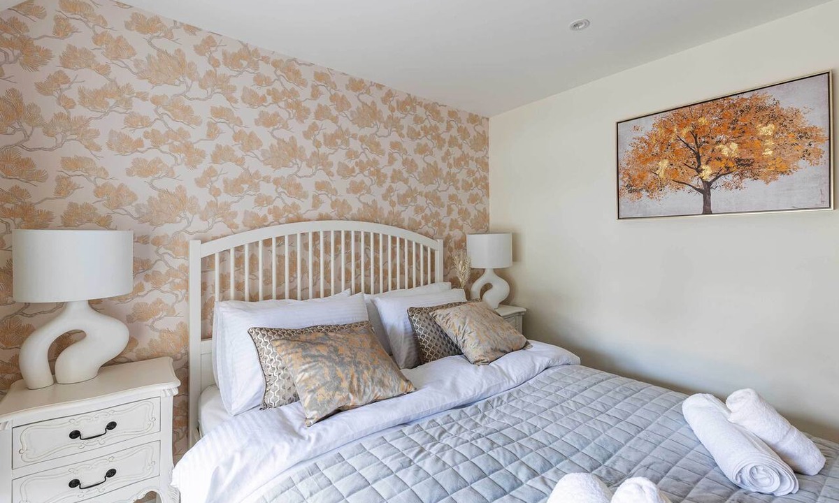 Guildford Apartment | Beautifully presented 3 bedroom apartment, walking distance to University,Tesco