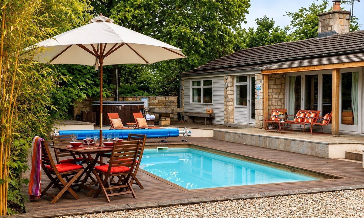 Rodborough Cottage | Beautifully presented dog friendly holiday home in the Cotswolds with a hot tub and swimming pool -