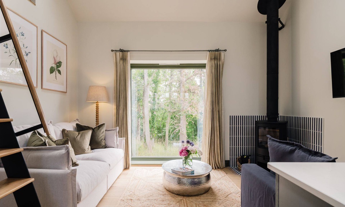 Quedgeley Cottage | Beautifully presented holiday home in the Cotswolds with pretty balcony - The Old Workshop