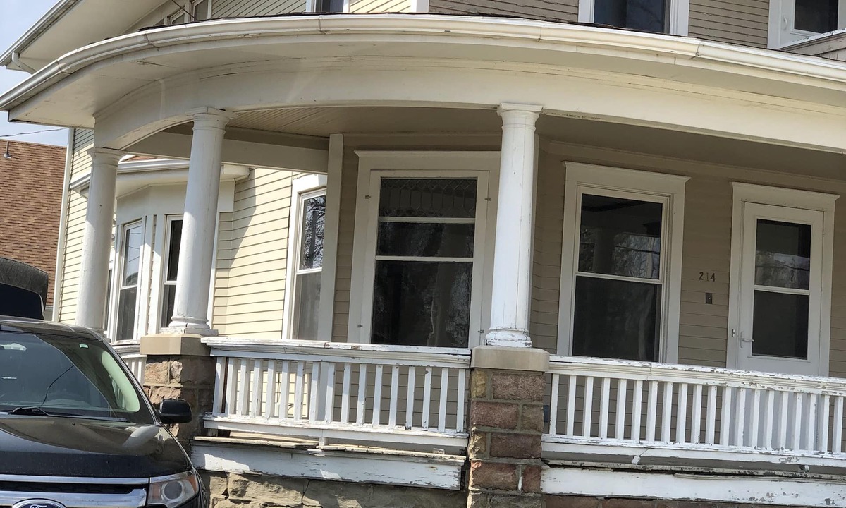 New Hampton House | Beautifully preserved 5 bedroom home for gathering family and friends!