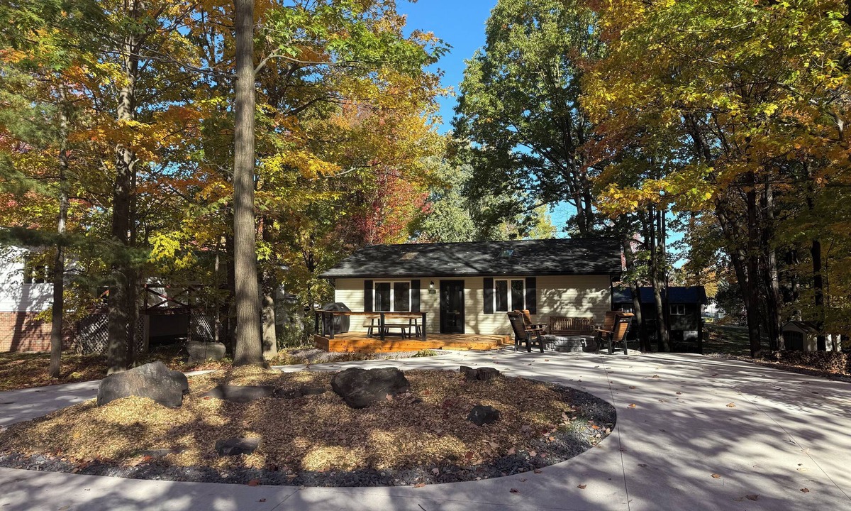Trowbridge Park House | Beautifully remodeled 2-bedroom house in Marquette Bike, Hike, & Golf the U.P.