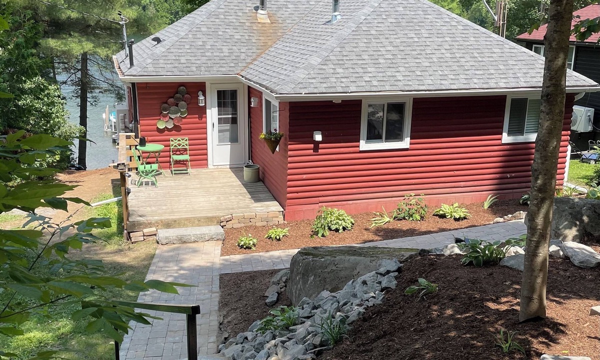 Utterson Cottage | Beautifully Renovated Muskoka Cottage with Hot Tub on Pristine Skeleton Lake