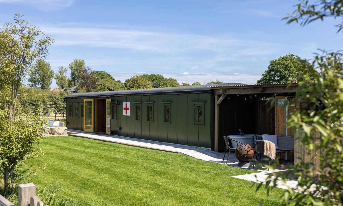 Birdham House | Beautifully Restored WW2 Carriage - Sleeps 6