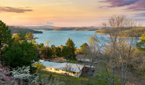 Rambo Riviera House | Beaver Lake Escape Sunset View Trails