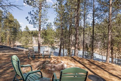 Custer House | Beaver Lake Pond & Pines Cabin