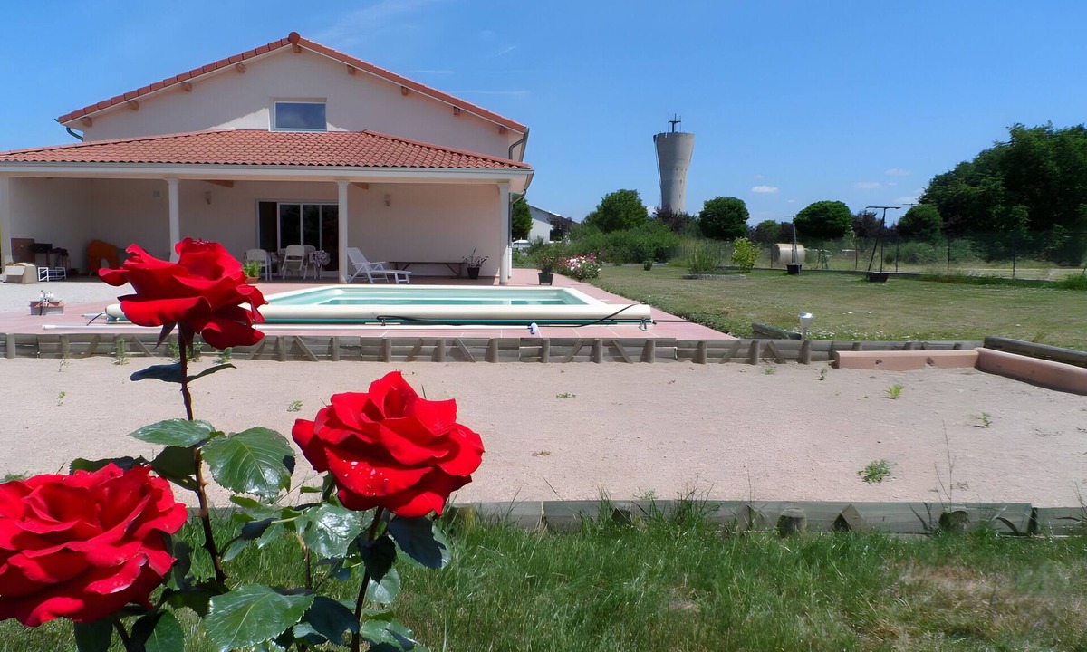 Saint-Germain-Lespinasse Bed & Breakfast | Bed and Breakfast 'Côté Campagne' with Mountain View, Shared Pool and Wi-Fi