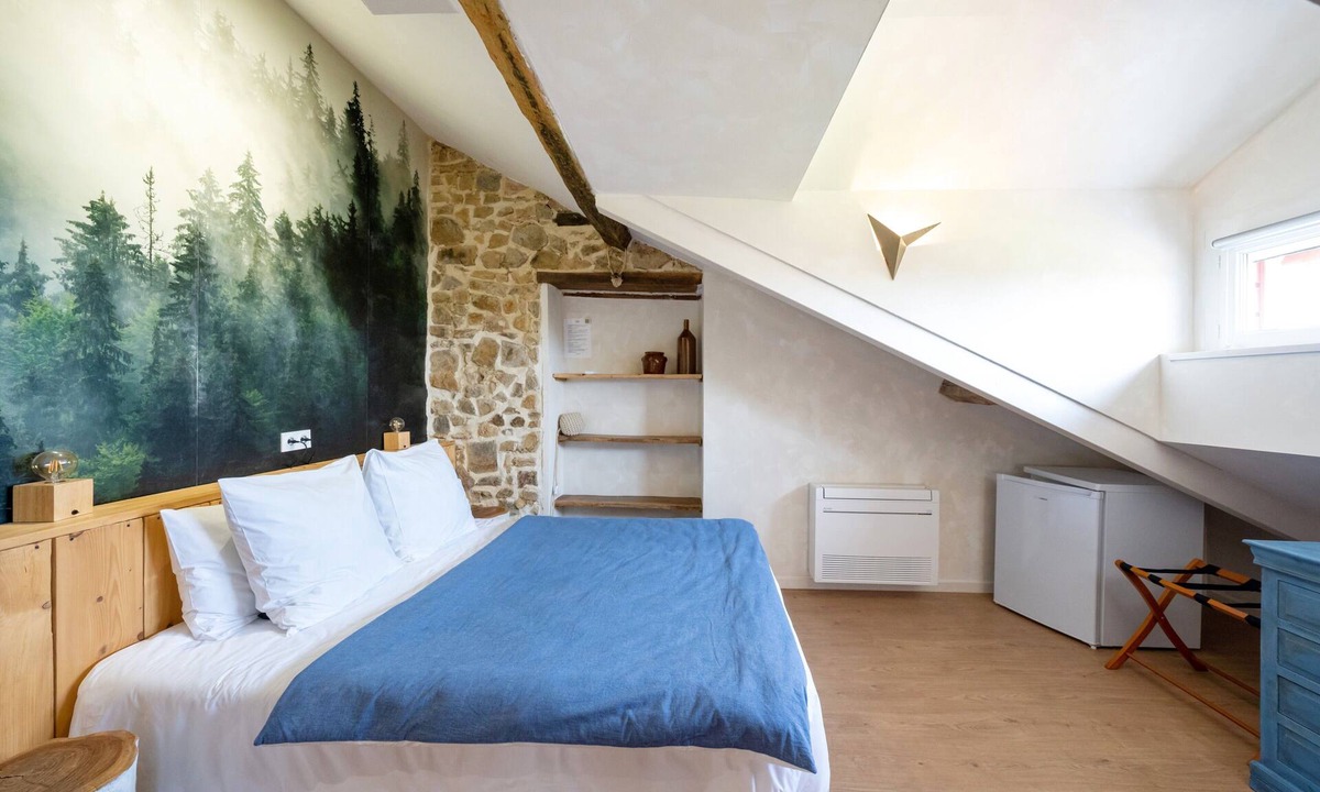 La Bastide-Clairence Bed & Breakfast | Bed and Breakfast 'Maison Perbos 1556 - Ursuya' with Shared Pool, Wi-Fi and Air Conditioning