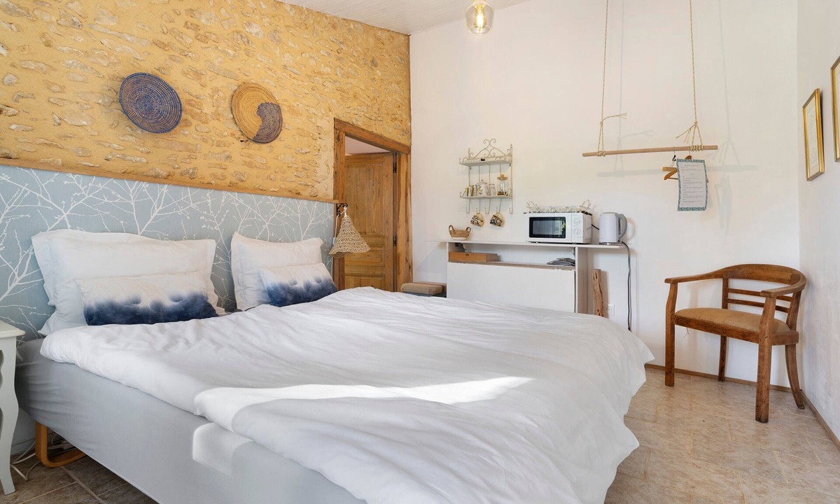 Savignac-de-Miremont Bed & Breakfast | Bed and Breakfast 'Les Orchidées - Chambre' with Shared Pool, Private Terrace and Wi-Fi