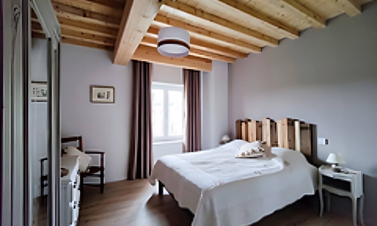 Saint-Martin-Lestra Bed & Breakfast | Bed and Breakfast 'Chambre Bois' with Shared Pool, Shared Terrace and Shared Garden