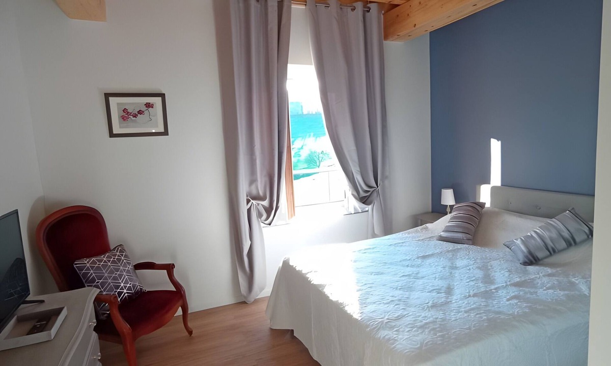 Saint-Martin-Lestra Bed & Breakfast | Bed and Breakfast 'Chambre Velours' with Shared Pool, Shared Terrace and Shared Garden