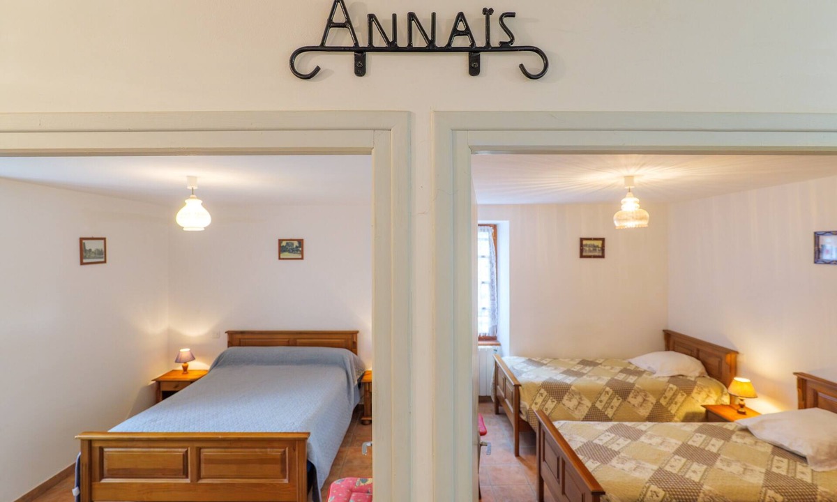 La Garde-Adhemar Bed & Breakfast | Bed and Breakfast 'Annaïs' with Shared Pool, Shared Garden and Wi-Fi
