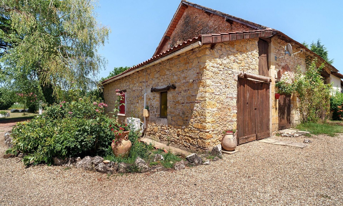 Prigonrieux Bed & Breakfast | Bed and Breakfast 'Chambre Double Carpediem Bergerac' with Shared Garden, Wi-Fi and Air Conditioning