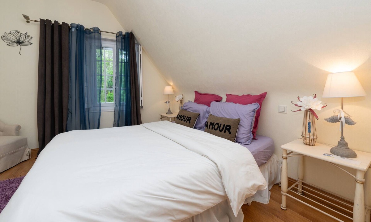 Saint-Ave Bed & Breakfast | Bed and Breakfast 'Chambre Romantique' with Shared Pool, Shared Terrace and Wi-Fi