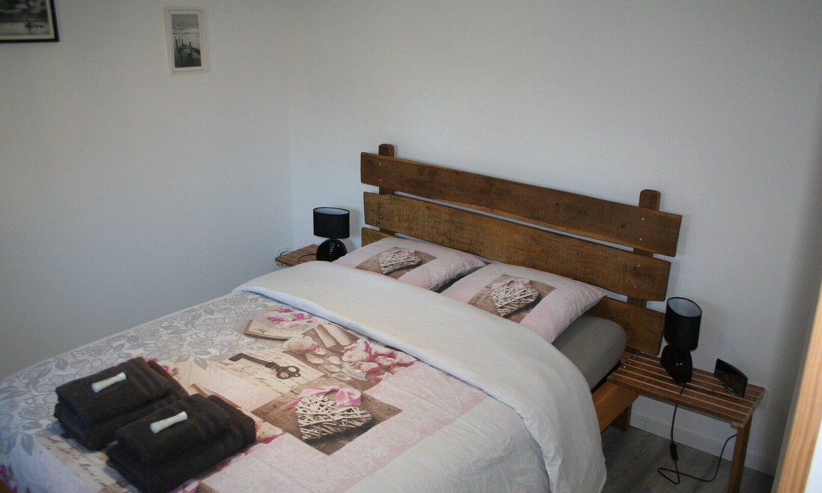 Senonches Bed & Breakfast | Bed and Breakfast 'Chambre Terrasse' with Shared Terrace, Shared Garden and Wi-Fi