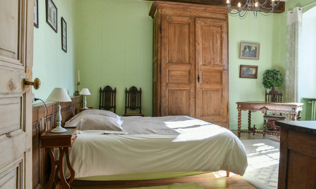 Sermerieu Bed & Breakfast | Bed and Breakfast 'Chambre Chez L'habitant - 2' with Mountain View and Wi-Fi