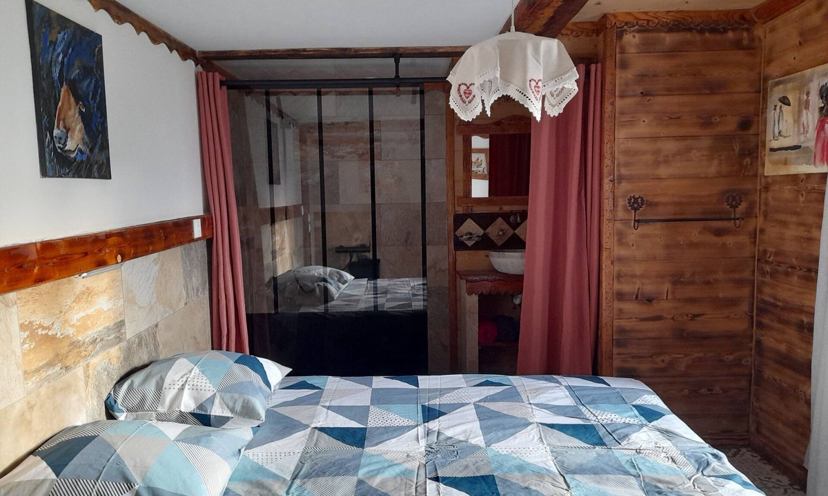Lafarre Bed & Breakfast | Bed and Breakfast 'Chambre Narcisse' with Mountain View, Shared Garden and Wi-Fi