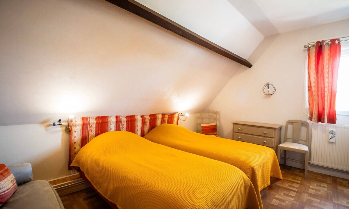 Bavent Bed & Breakfast | Bed and Breakfast 'Chambres D'hôtes - Chambre 3' with Shared Garden and Wi-Fi