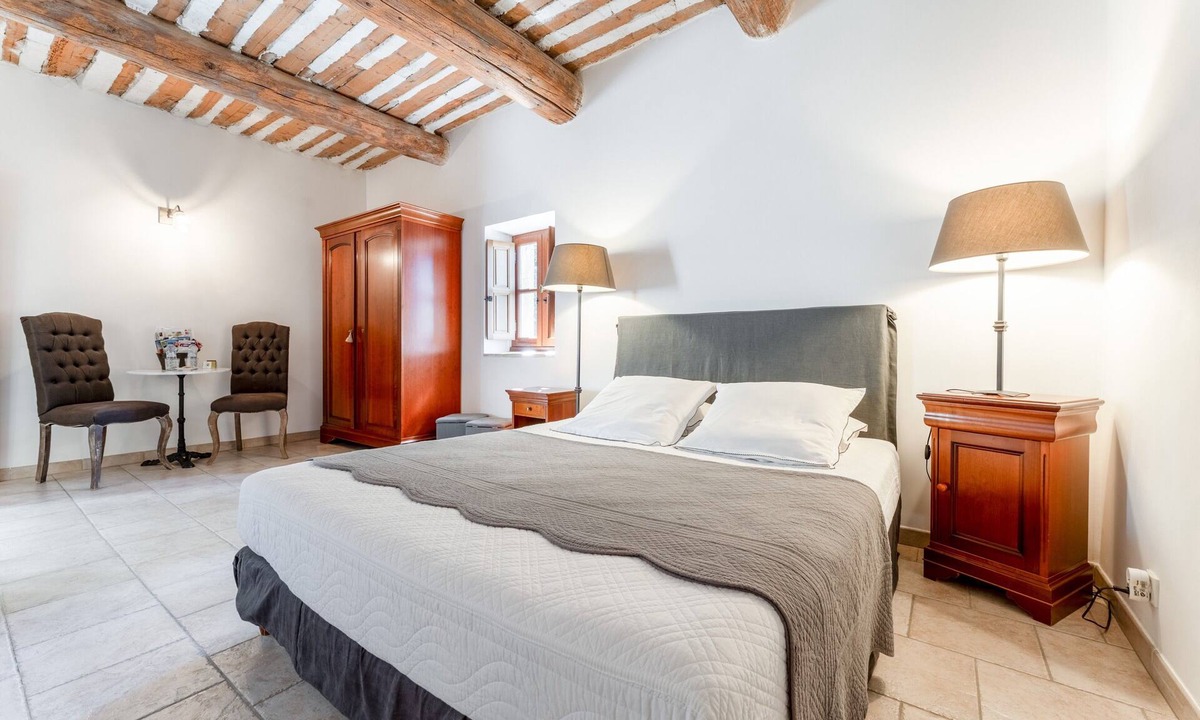 Violes Bed & Breakfast | Bed and Breakfast 'Chambre Au Couchant' with Shared Terrace, Wi-Fi and Air Conditioning