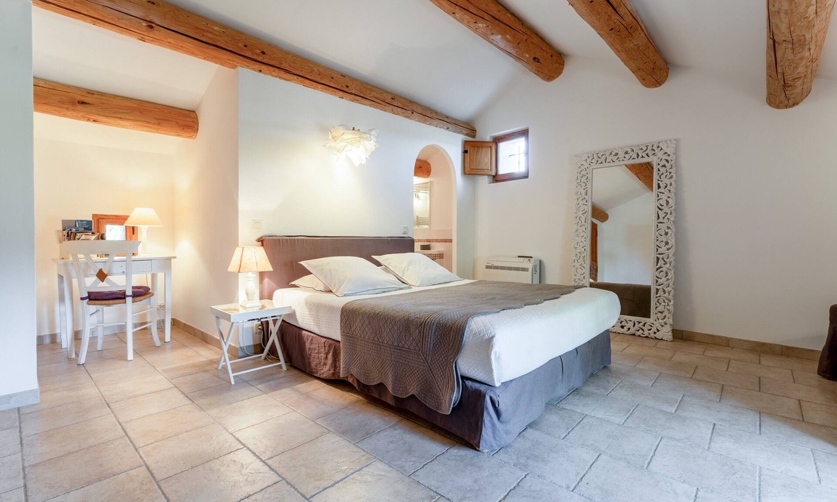 Violes Bed & Breakfast | Bed and Breakfast 'Chambre Au Levant' with Shared Terrace, Wi-Fi and Air Conditioning