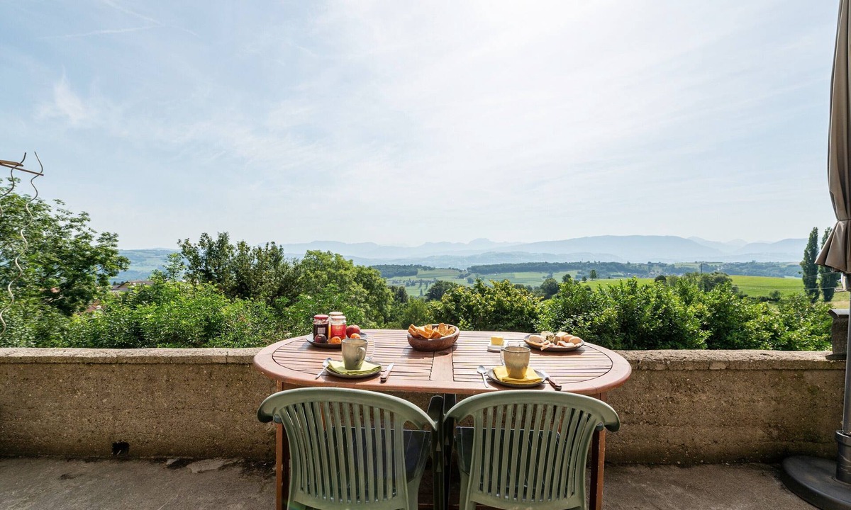 Moye House | Bed and breakfast "Chambre Bleue" with Mountain View, Private Terrace and Shared Garden