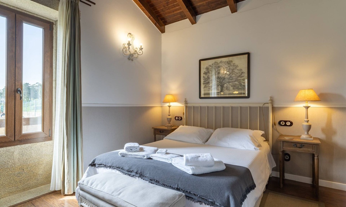 Camarinas Bed & Breakfast | Bed and Breakfast 'Cormorán' with Private Garden and Wi-Fi