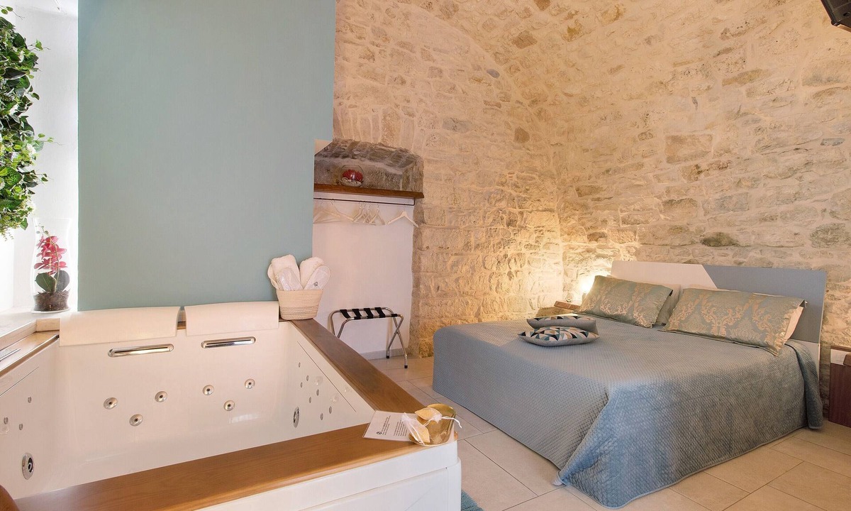 Giovinazzo Bed & Breakfast | Bed and Breakfast 'Eclissi Suite' with Sea View and Air Conditioning