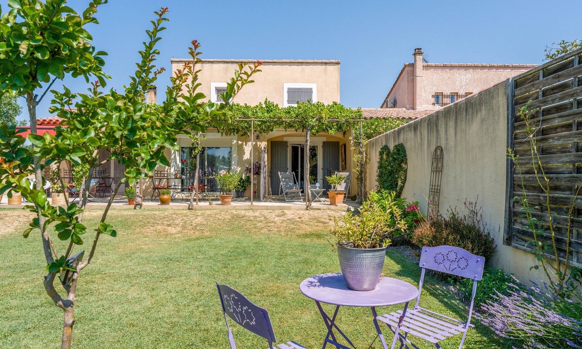 Le Thor Bed & Breakfast | Bed and Breakfast 'Fleur De Garance' with Shared Pool, Private Terrace and Wi-Fi