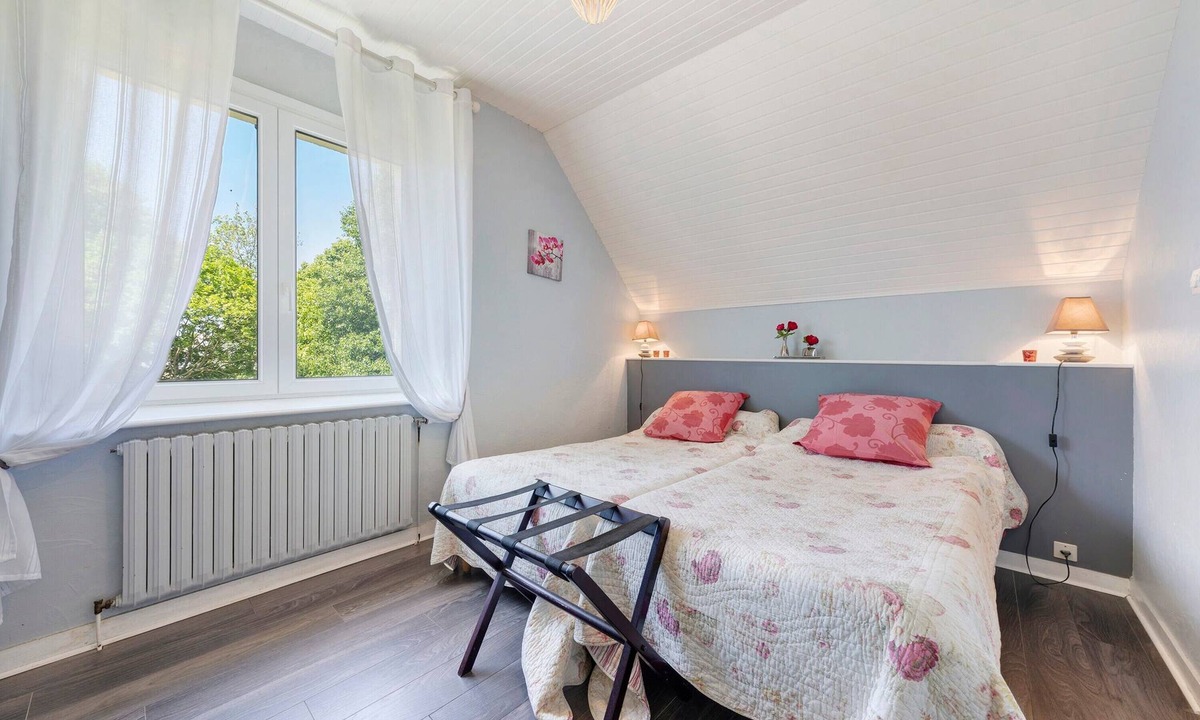 Lanhouarneau Bed & Breakfast | Bed and Breakfast 'La Chambre Rouge' with Shared Terrace, Shared Garden and Wi-Fi