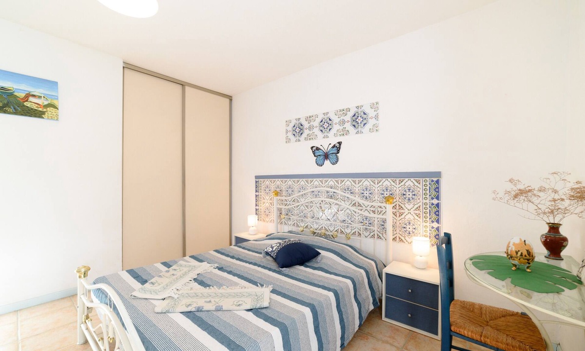 Saint-Cyprien Bed & Breakfast | Bed and Breakfast 'Chambre Farniente' with Shared Garden and Air Conditioning