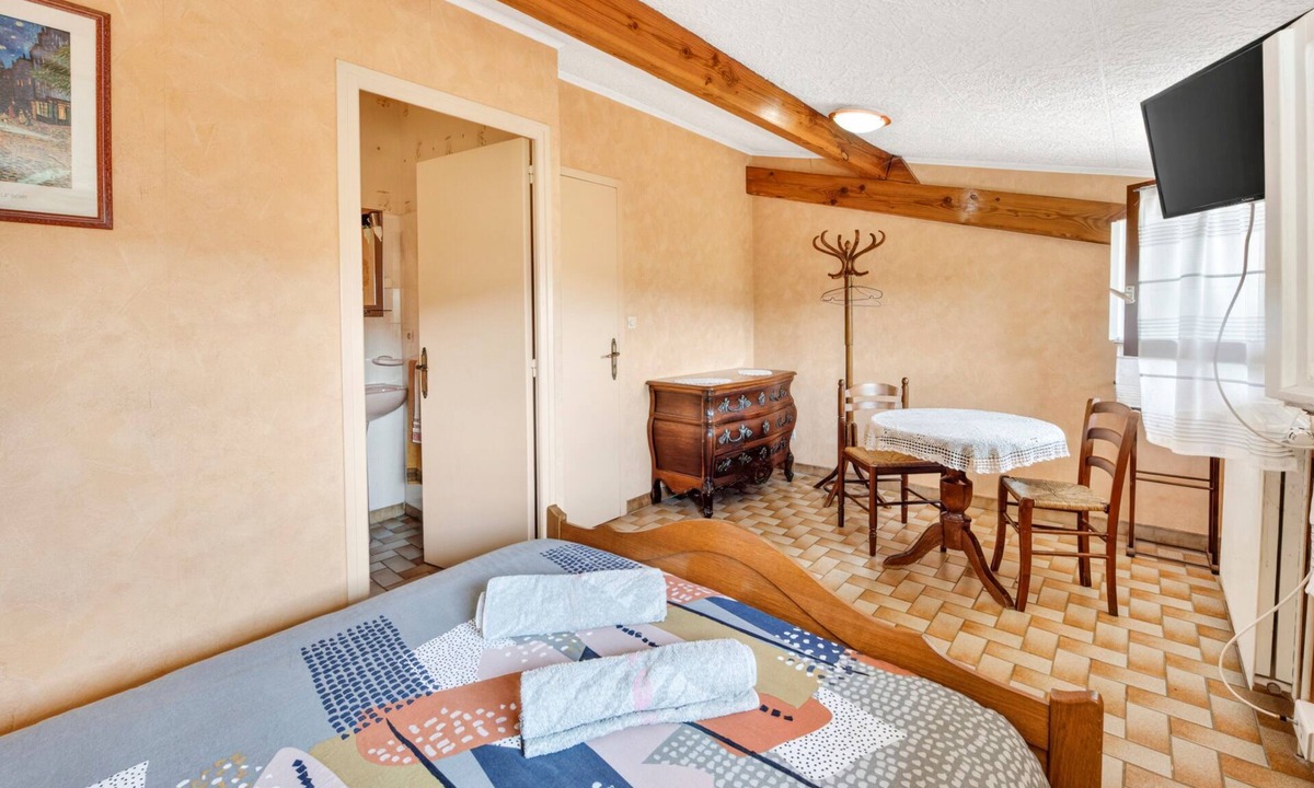 Saint-Verand Bed & Breakfast | Bed and Breakfast 'Chambre Rose' with Mountain View, Shared Terrace and Wi-Fi