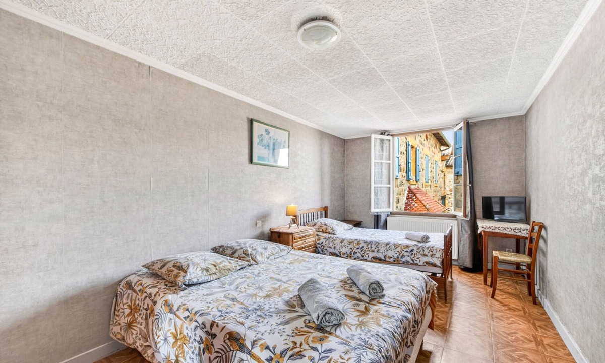 Saint-Verand Bed & Breakfast | Bed and Breakfast 'Chambre Verte' with Mountain View, Shared Terrace and Wi-Fi